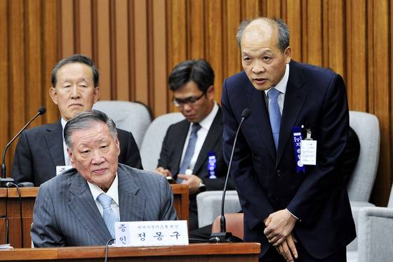 정몽구 현대자동차그룹 회장이 6일 오후 서울 여의도 국회에서 열린 '박근혜 정부의 최순실 등 민간인에 의한 국정농단 의혹사건 진실규명을 위한 국정조사특위 제1차 청문회'에서 법률대리인인 최찬묵 변호사(김앤장)의 도움을 받아 의원들의 질의에 답하고 있다. 2016.12.6/사진=뉴스1