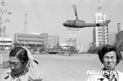 【광주=뉴시스】류형근 기자 = 국립과학수사연구원이 5·18민주화운동 당시 계엄군의 헬기 사격을 37년만에 공식화 한 가운데 5·18기념재단이 12일 오후 광주 서구 기념재단 시민사랑방에서 1980년 5월21일 오전 11시 금남로 상공을 날고 있는 헬기 사진을 공개했다. 2017.01.14. (사진=5·18기념재단 제공) photo@newsis.com