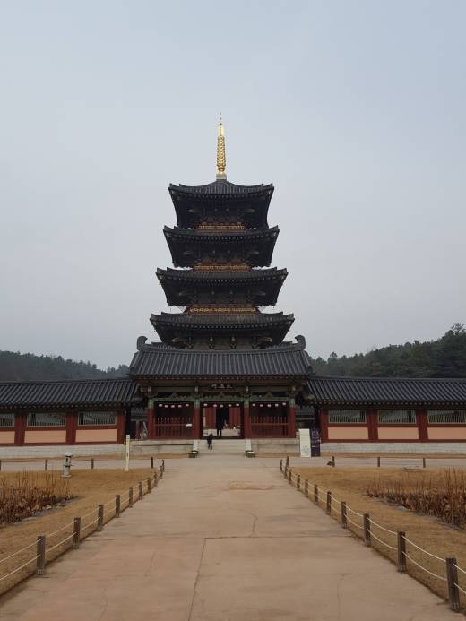 백제문화단지 사비성 내의 능사 5층 목탑. 부여정림사지오층석탑과 익산미륵사지 석탑 등의 양식을 참고하여 만든 높이 38M에 달하는 백제양식의 목탑이다.