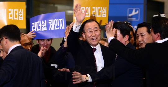 반기문 전 유엔 사무총장이 12일 오후 인천국제공항을 통해 귀국한 후 귀국인사를 하고 있다./영종도=이호재기자