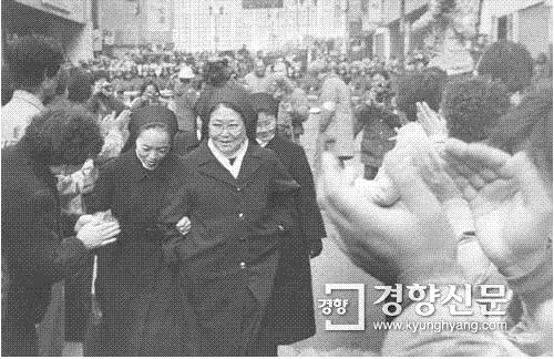 1987년 2월7일 박종철 추도대회에 참가한 수녀님들을 향해 박수치는 시민들 | 경향신문 자료사진
