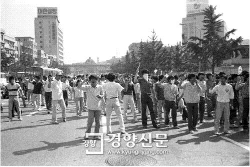 1987년 6월10일 국기하강식의 애국가 음악을 신호로 시작된 ‘박종철 고문살인 조작 은폐 규탄 및 호헌 철폐 국민대회’ | 경향신문 자료사진