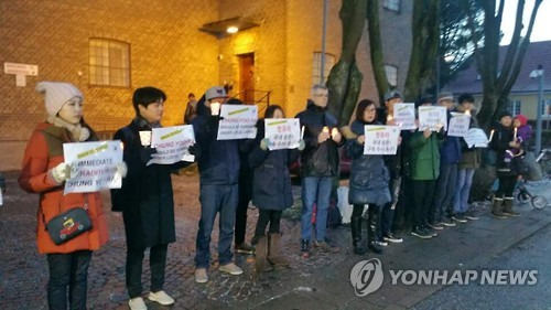 "정유라를 국내로 송환하라"      (올보르<덴마크>=연합뉴스) 김병수 특파원 = 덴마크와 스웨덴에 거주하는 교민 17명이 정유라 씨가 수감돼 있는 덴마크 올보르 구치소 앞에서 정 씨의 조속한 국내 송환을 촉구하는 촛불집회를 열고 있다. 2017.1.14      bingsoo@yna.co.kr