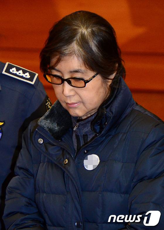 '비선실세' 최순실씨(61·구속기소)가 박근혜 대통령 탄핵심판 증인신문을 위해 16일 오전 서울 종로구 헌법재판소 대심판정에서 열린 '박근혜 대통령 탄핵심판 5회 변론기일에'에 출석하고 있다. 2017.1.16/뉴스1 © News1 박정호 기자