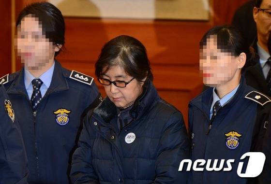 '비선실세' 최순실씨가 박근혜 대통령 탄핵심판 증인신문을 위해 16일 오전 서울 종로구 헌법재판소 대심판정에서 열린 '박근혜 대통령 탄핵심판 5회 변론기일에'에 출석하고 있다. 2017.1.16/뉴스1 © News1 박정호 기자