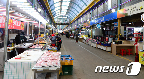 전통시장이 농수축산물 가격이 급등하는 탓에 한산한 모습을 보이고 있다. /뉴스1 © News1 장수영 기자