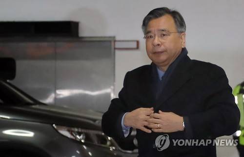 출근하는 박영수 특검      (서울=연합뉴스) 이상학 기자 = 최순실 씨 국정농단 의혹과 박근혜 대통령 비위 의혹 사건을 수사 중인 박영수 특별검사가 16일 오전 서울 강남구 대치동 특검 사무실로 출근하고 있다. 이재용 부회장 등 삼성그룹 수뇌부에 대한 구속영장 청구 여부 결정이 초읽기에 접어든 가운데 특검팀이 영장 청구서 작성 등 실무 작업을 사실상 끝내고 박영수 특별검사의 최종 결심을 기다리는 단계인 것으로 알려졌다. 2017.1.16      leesh@yna.co.kr