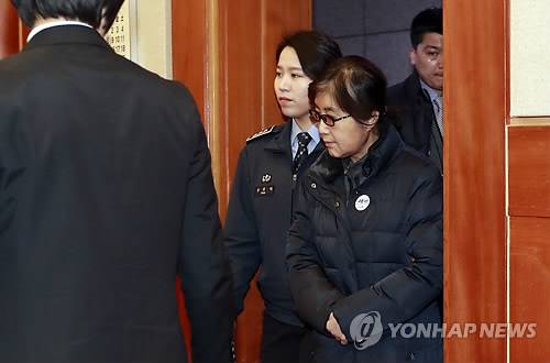 대심판정 들어서는 최순실      (서울=연합뉴스) 한종찬 기자= 국정농단 사건의 핵심인물인 최순실 씨가 16일 오전 서울 종로구 헌법재판소 대심판정에서 열린 탄핵심판 사건 5차 변론에 출석하고 있다.       saba@yna.co.kr