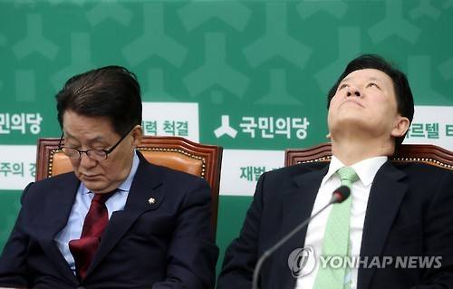 박지원과 주승용 (서울=연합뉴스) 신준희 기자 = 국민의당 박지원 신임 대표(왼쪽)와 주승용 원내대표가 16일 오전 여의도 국회에서 열린 제1차 최고위원회의에서 심각한 표정으로 최고위원들의 발언을 듣고 있다. 황주홍 최고위원 등 일부 의원들은 이날 오전 현충원 참배 일정과 관련해 박 대표의 독단적인 결정이라며 항의했다. hama@yna.co.kr