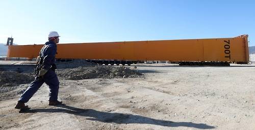 (창원=연합뉴스) 김동민 기자 = 16일 해체작업이 끝난 성동산업 마산조선소 내 골리앗 크레인. 이 크레인은 곧 루마니아 조선소로 팔려간다. 2017.1.16       image@yna.co.kr  (끝)