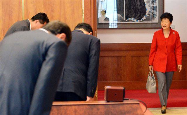 박 대통령이 수석비서관회의를 주재하기 위해 청와대 본관 2층 집현실로 입장하자 참석자들이 일제히 고개 숙여 인사하고 있다.