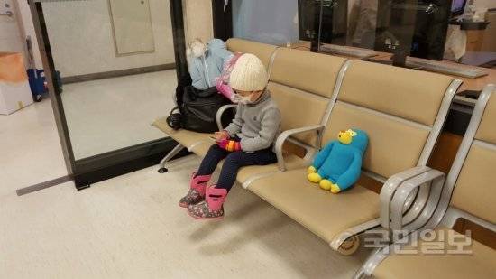 일하느라 병원에 함께 가지 못한 아빠대신 봉구가 옆에서 인영이를 지켜주고 있다.