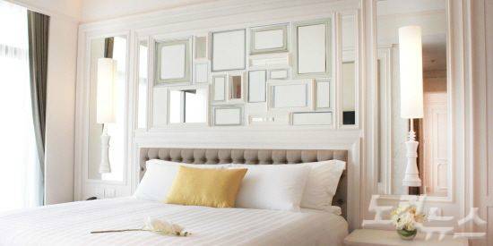 스위트룸 객실이 하얀 톤의 인테리어로 깔끔함이 돋보이며 세련된 인테리어로 구성돼 있다.(사진=스테이앤모어 제공)