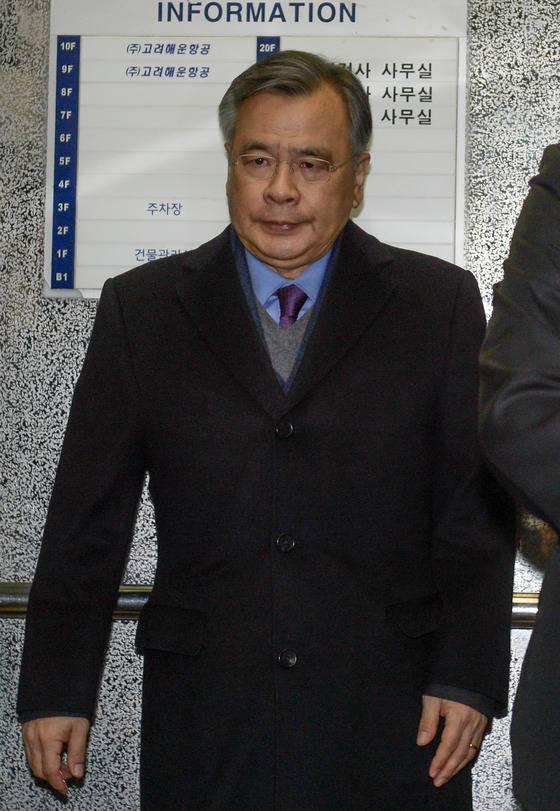 '박근혜 정부의 최순실 등 민간인 국정농단 사건 수사 특별검사팀'을 이끄는 박영수 특별검사가 18일 오전 서울 대치동 사무실로 출근하고 있다. /사진=뉴스1