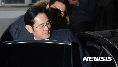 【의왕=뉴시스】홍효식 기자 =  430억원대의 뇌물공여와 횡령·위증 등의 혐의로 청구된 구속영장이 기각된 이재용 삼성전자 부회장이 19일 오전 경기도 의왕시 서울구치소에서 나와 차량에 탑승하고 있다. 2017.01.19.    yesphoto@newsis.com