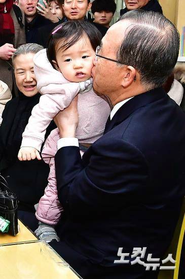 반기문 전 유엔 사무총장과 부인 유순택 여사가 13일 오전 거주지인 서울 동작구 사당3동 주민센터를 방문, 주민들과 대화 중 한 아이에게 뽀뽀를 해주고 있다. (사진=윤창원 기자)