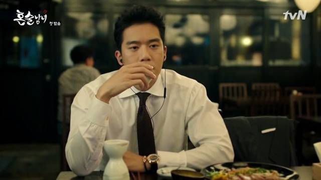 ▲ 혼밥족이 늘어났다. 황교익은 우리가 혼밥을 즐기도록 진화하지 않았다고 했다. tvN 드라마 <혼술남녀>의 한 장면. ⓒtvN