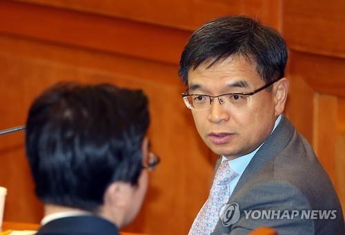 변론 기다리는 피청구인측 대리인단  (서울=연합뉴스) 이정훈 기자 = 17일 오후 서울 종로구 헌법재판소 대심판정에서 열린 박근혜 대통령 탄핵심판 사건 6차 변론기일에서 피청구인측 법률대리인단의 이중환 변호사(오른쪽)가 대화하고 있다. 2017.1.17  uwg806@yna.co.kr  (끝)