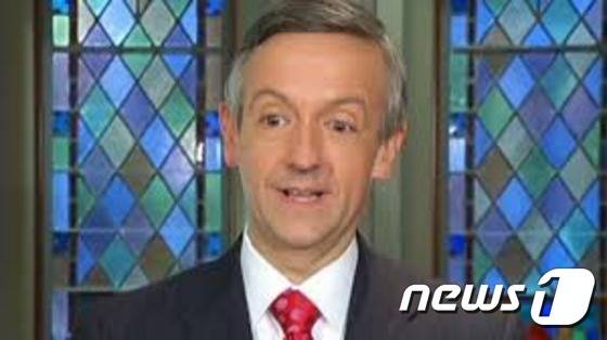 취임식날 도널드 트럼프 대통령 당선인이 참석하는 예배를 주관하는 로버트 제프리스 목사[출처=NBC]© News1