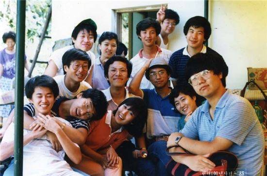 나경원 의원이 서울대 법학과 재학 당시 학내 서클인 '국제법학회' 동기들과 간 MT에서 찍은 사진. 30여년 전 사진임에도 굴욕없이 빛나는 미모로 인터넷 상에 자주 등장하는 사진이다.