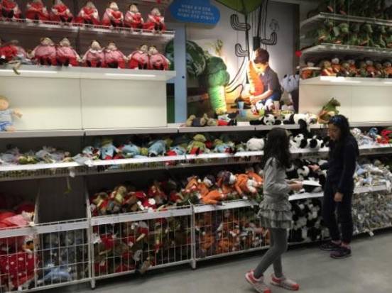 이케아 광명점에선 가구 외에도 인형 등 다양한 인테리어 관련 소품을 판다. /유진우 기자