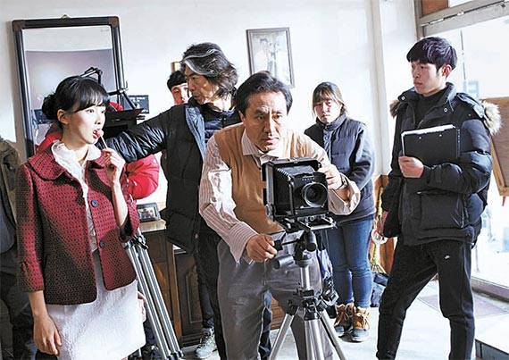 전수일 감독(가운데)이 영화 ‘아메리카타운’을 촬영하고 있다. [사진 한국영화인총연합회 군산지부]