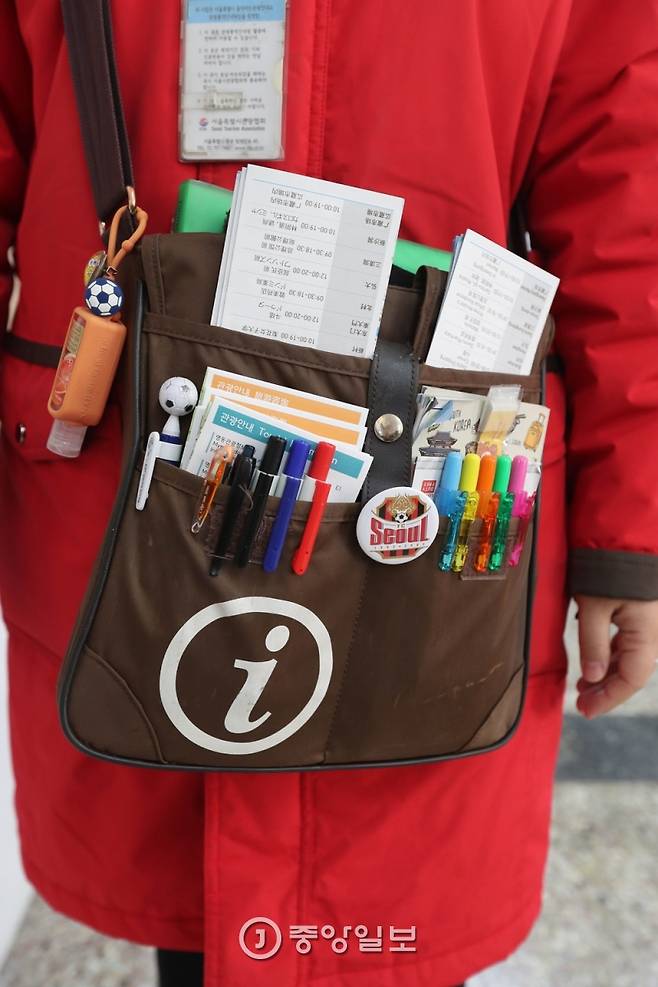 근무용 가방 안에 각국 언어로 된 명동 일대 지도, 그리고 여러가지 색연필이 정리되어 있다. 색연필은 지도에 표시해 줄 때 유용하다. 신인섭 기자