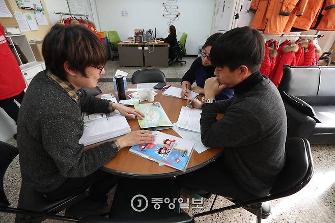 사무실에 들어 오면 휴식만 취하는 게 아니다 주변에 변한 상점상황 등을 점검하고 교육한다.