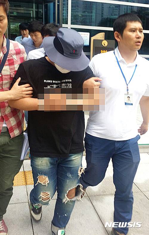 【서울=뉴시스】심동준 기자 = 5년전 서울 도봉구에서 발생한 여중생 집단 성폭행 사건 피의자 한 모씨가 30일 오전 서울 도봉구 서울북부지법에서 영장 실짐심사를 받고 법원을 나오고 있다. 2016.06.30.   s.won@newsis.com