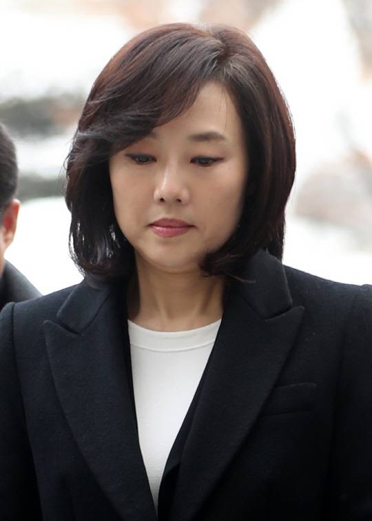문화·예술계 ‘블랙리스트’ 작성을 주도한 의혹을 받는 조윤선 문화체육관광부 장관이 구속 전 피의자심문(영장실질심사)를 받기 위해  20일 오전 서울 서초구 서울중앙지방법원으로 들어서고 있다./연합뉴스