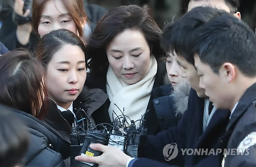 (서울=연합뉴스) 최재구 기자 = 문화·예술계 '블랙리스트' 작성을 주도한 의혹을 받는 조윤선 문화체육관광부 장관이 영장실질심사를 마치고 차량에 탑승하고 있다. 2017.1.20      mon@yna.co.kr