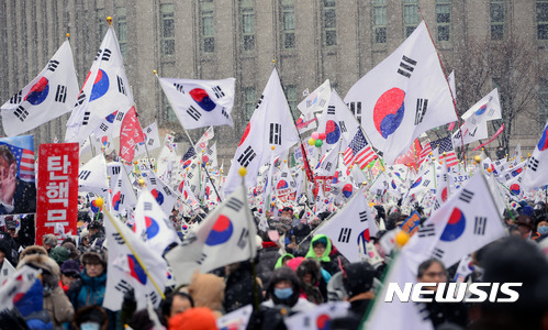 【서울=뉴시스】김선웅 기자 = 21일 오후 서울 중구 서울광장 일대에서 박사모 등 보수 시민단체 회원들이 참석한 대통령 탄핵 기각을 위한 국민 총궐기대회'가 열리고 있다. 2017.01.21.   mangusta@newsis.com