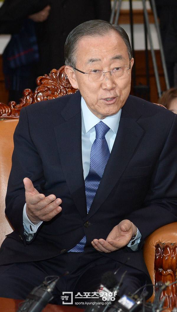 반기문 전 유엔 사무총장이 지난 20일 오전 국회의장실을 예방해 정세균 의장과 이야기하고 있다./권호욱 선임기자