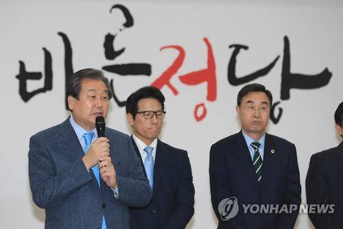 (제주=연합뉴스) 박지호 기자 = 21일 오후 제주시 농어업인회관에서 열린 바른정당 제주특별자치도당 창당대회에서 김무성 고문이 발언하고 있다. 2017.1.21      jihopark@yna.co.kr