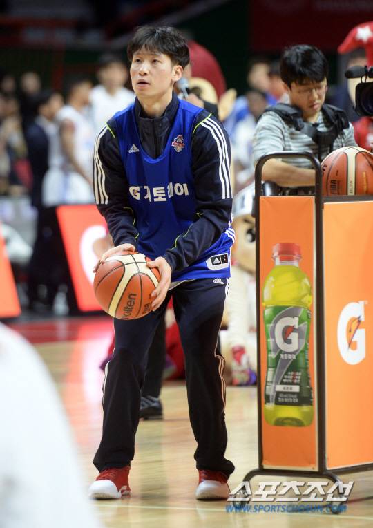 2016-2017 KBL 프로농구 올스타전이 시니어 올스타와 주니어 올스타의 경기로 22일 부산사직체육관에서 펼쳐졌다. 3점슛 컨테스트 결선에서 김우람이 3점슛을 시도하고 있다.  부산=허상욱 기자 wook@sportschosun.com/2017.01.22/