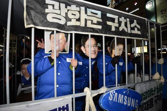 21일 서울 광화문광장에서 박근혜 대통령 퇴진을 요구하는 13차 촛불집회가 열린 가운데 '박근혜·최순실 게이트' 관련자들이 구치소 모형에 수감돼 있는 퍼포먼스가 등장했다. /사진제공=뉴스1