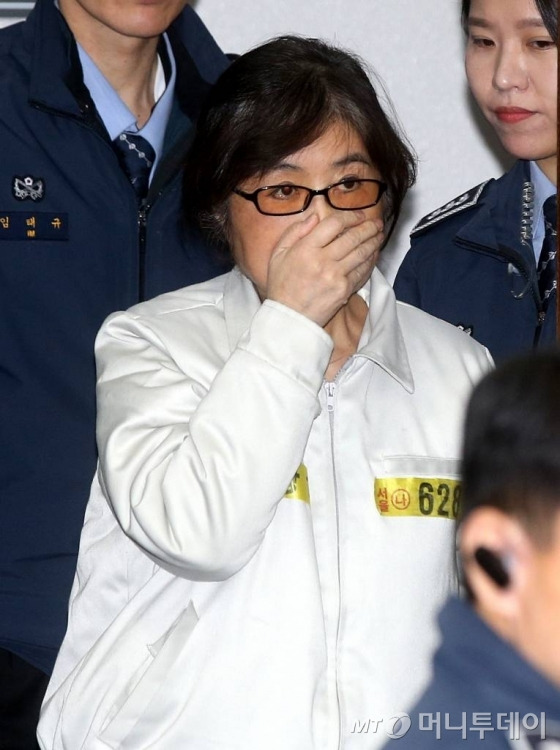 지난 17일 서울중앙지법에서 열린 재판을 받기 위해 법정에 모습을 보인 최순실씨/사진=공동취재단