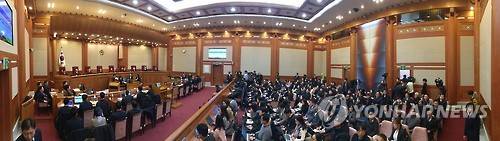 탄핵심판 사건 5차 변론  (서울=연합뉴스) 한종찬 기자 = 16일 오전 서울 종로구 헌법재판소 대심판정에서 탄핵심판 사건 5차 변론이 열리고 있다. 이날 변론에는 국정농단 사건의 핵심인물인 최순실씨가 출석했다. 2017.1.16  saba@yna.co.kr  (끝)