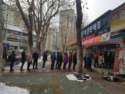 (서울=연합뉴스) 정빛나 기자 = 21일 이른바 '당첨 명당'으로 소문난 서울 노원구 한 복권판매점에 80여명의 시민들이 복권을 사기 위해 기다리고 있다. 2017.1.21