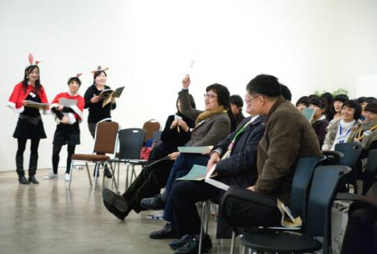 스튜디오 유닛에서 주최한 오프라인 경매에서 사회를 진행하고 있는 김남희 대표의 모습. /사진제공=김남희 대표