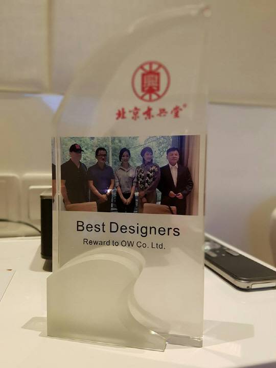 지난해 오리지널웨이브의 첫번째 중국인 클라이언트인 북경 동흥당으로부터 받은 감사패. /사진제공=김남희 대표