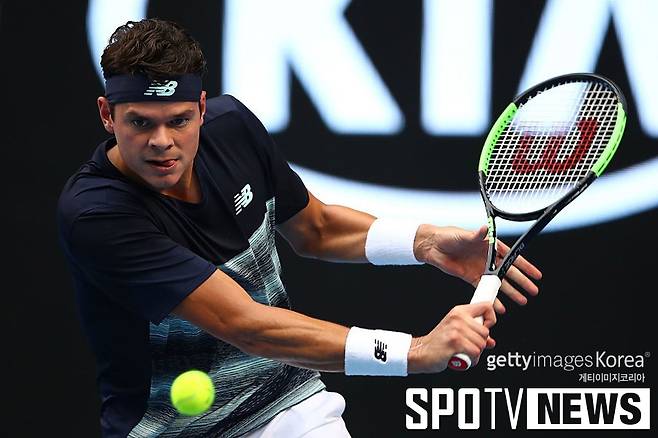 ▲ 2017년 호주 오픈 16강전에서 백핸드 리턴을 하고 있는 밀로스 라오니치 ⓒ GettyImages