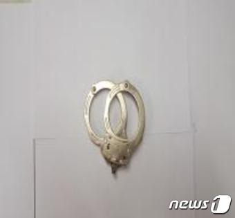 강씨가 경찰을 사칭하며 사용한 수갑 (서울지방경찰청 국제범죄수사대 제공) © News1