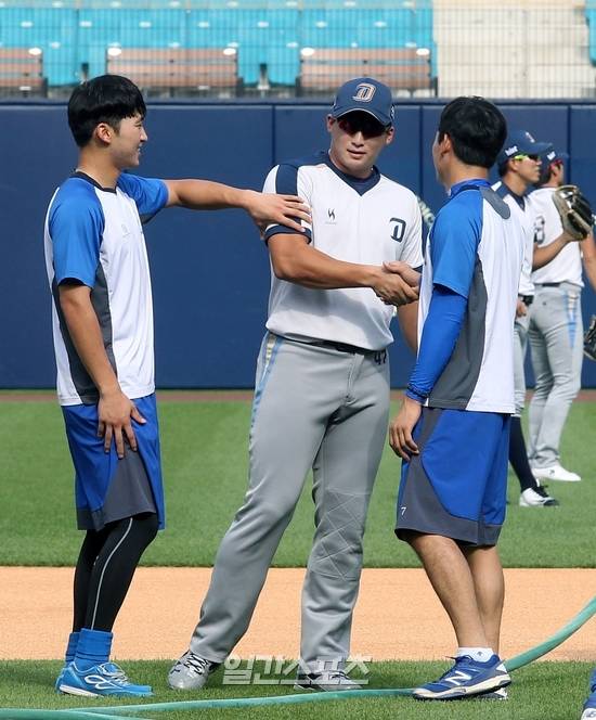 삼성 박해민(왼쪽)과 NC 나성범(가운데)이 지난해 7월 27일 대구에서 열린 삼성-NC전에 앞서 장난을 치고 있다. 삼성 제공