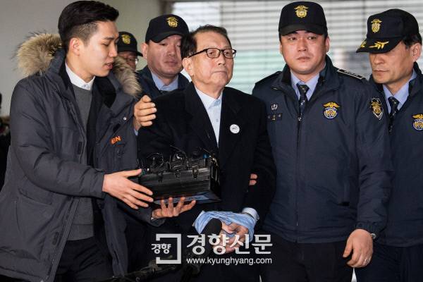 김기춘 전 대통령 비서실장이 24일 서울 강남구 대치동 특검사무실에 소환되고 있다./ 이석우 기자 foto0307@kyunghyang.com