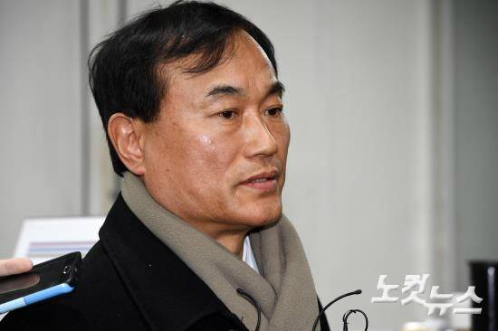 정동춘 K스포츠재단 이사장이 24일 오전 서울 서초구 서울중앙지방법원에서 열리는 '비선실세' 최순실 씨와 안종범 전 청와대 수석의 재판에 증인으로 출석하고 있다. (사진=박종민 기자)