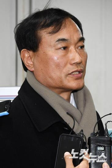 정동춘 K스포츠재단 이사장이 24일 오전 서울 서초구 서울중앙지방법원에서 열리는 '비선실세' 최순실 씨와 안종범 전 청와대 수석의 재판에 증인으로 출석하고 있다. (사진=박종민 기자)