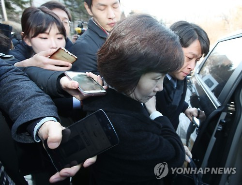 차량에 탑승하는 최경희      (서울=연합뉴스) 김도훈 = '비선 실세' 최순실의 딸 정유라의 이화여대 입학·학사 특혜 비리를 주도한 혐의를 받는 최경희 전 이화여대 총장이 24일 오후 영장실질심사를 마친 뒤 서울 서초구 서울중앙지법을 나서며 차량에 탑승하고 있다.  superdoo82@yna.co.kr