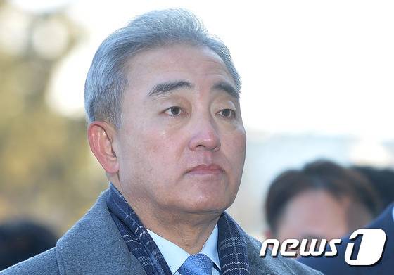 유진룡 전 문화체육관광부 장관이 박근혜 대통령의 탄핵소추 신판 9차 증인신문에 출석하기 위해 25일 오전 서울 종로구 헌법재판소로 들어서고 있다. 2017.1.25/뉴스1 © News1 구윤성 기자