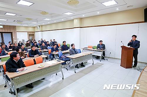 【장수=뉴시스】윤난슬 기자 = 24일 전북 장수군청 한누리전당에서 장수군 가야고분군 분포조사 학술용역 중간보고회가 열리고 있다. 이날 중간보고회는 한영희 장수군 부군수와 각실과 소장 및 읍면장과 장수가야세계유산 등재 추진위원회 전주대학교 송화섭위원장과 군산대학교 곽장근박물관장 등 100여 명이 참석한 가운데 진행됐다. 2017.01.25.(사진=장수군청 제공)   photo@newsis.com